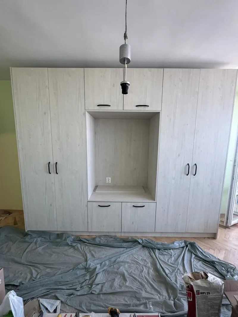 Full-height wardrobe wall with an open niche