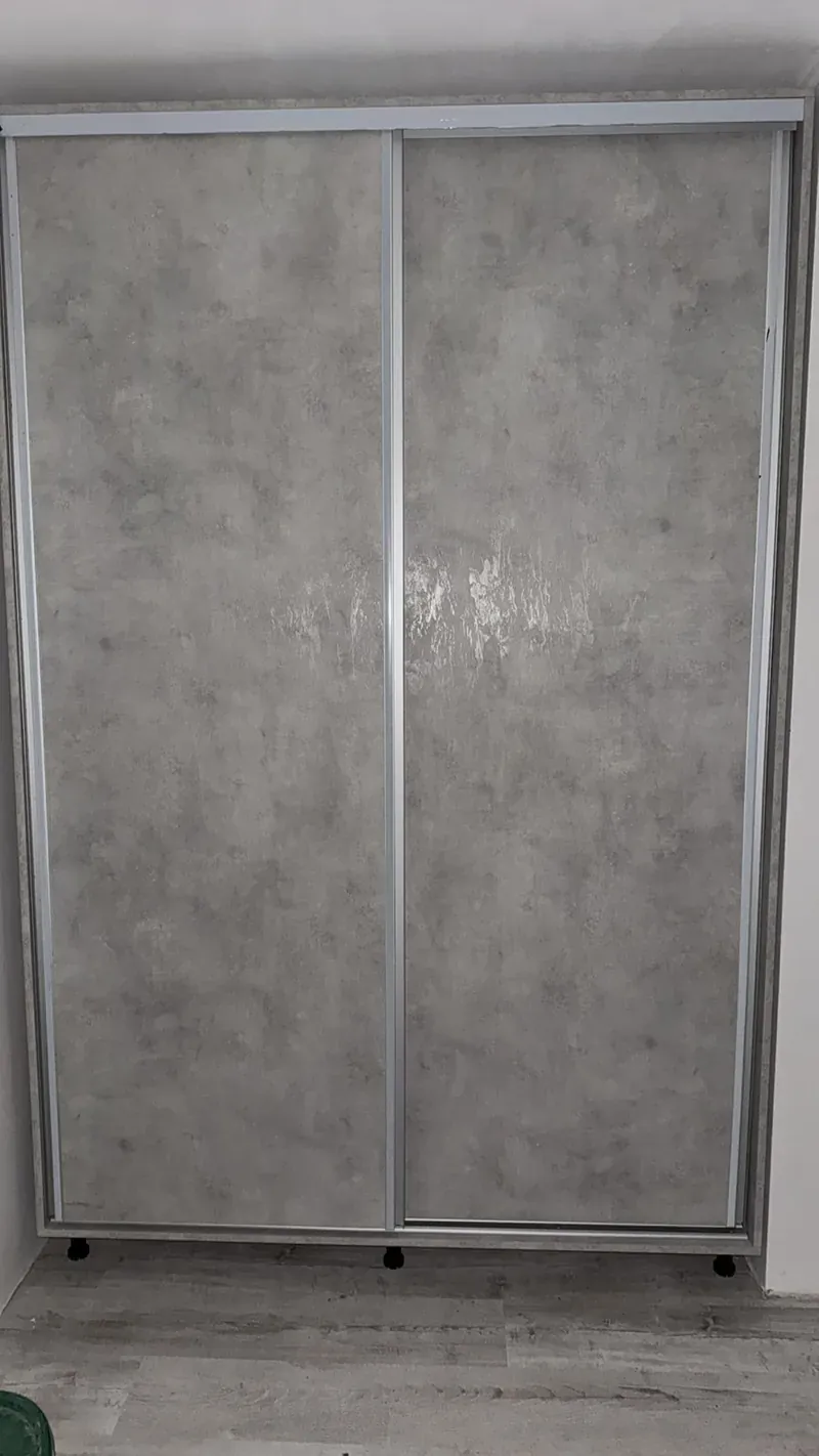 Concrete-effect sliding-door wardrobe