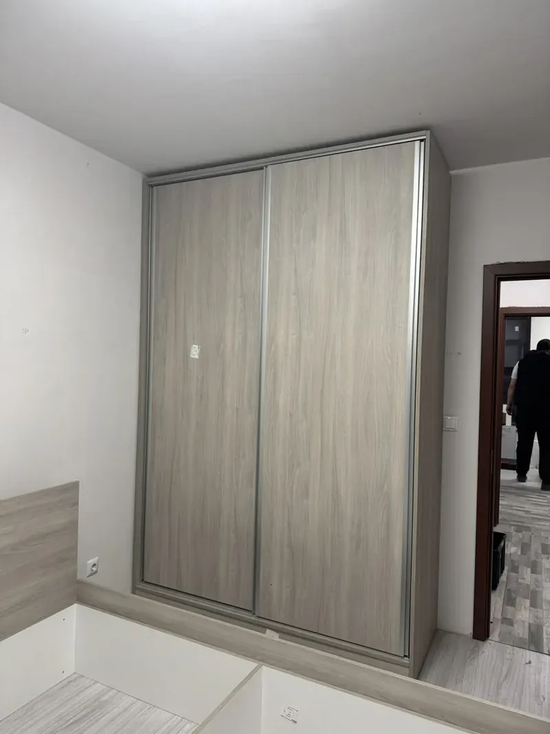 Fitted sliding wardrobe in light oak
